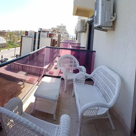 Yka Holiday 2 Mamaia